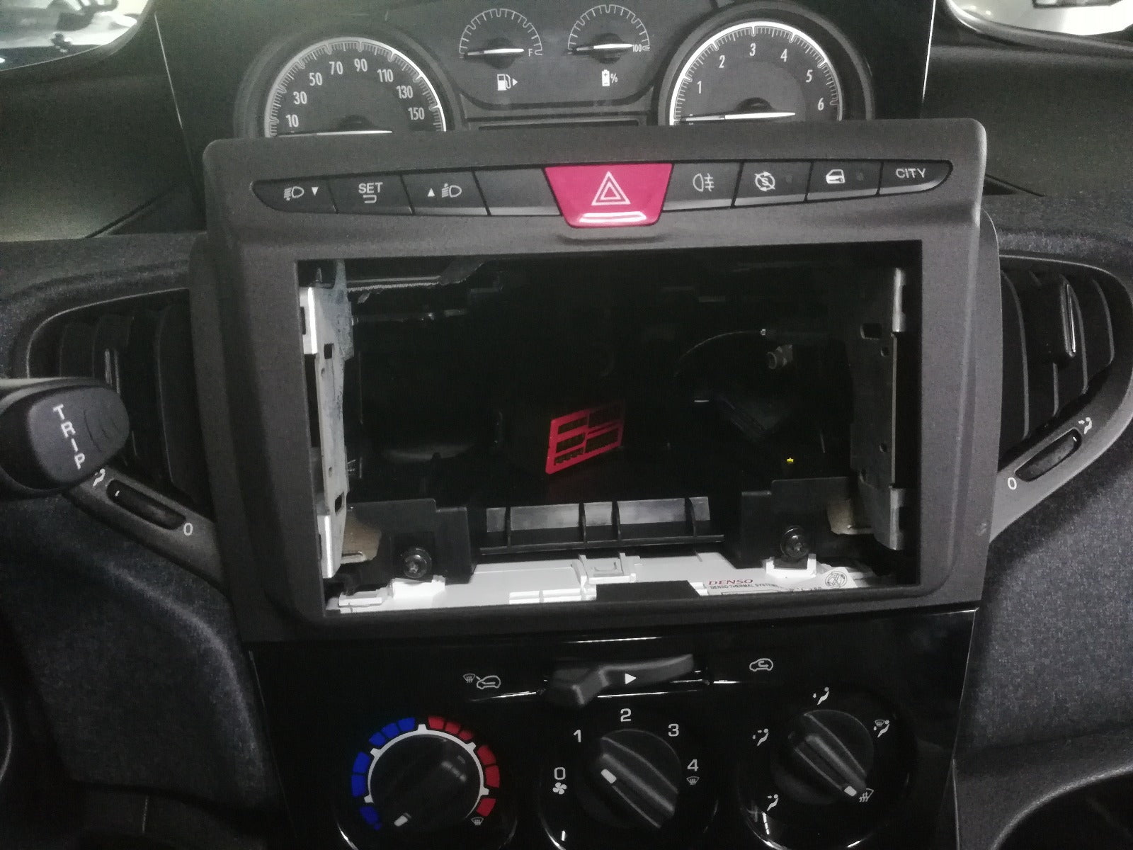 Chrysler Ypsilon (2011-2021) Double DIN car audio fascia adapter panel (PIANO BLACK) 50-422