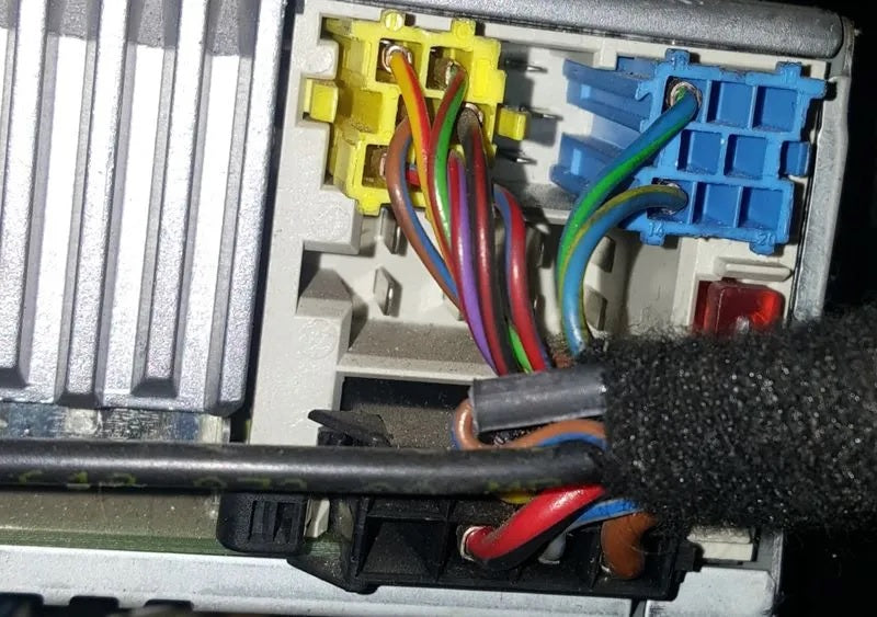 Porsche 911 (996) and Boxster (986) 1997 - 2004 Single Din With Analogue Amp / Antenna Fitting Kit