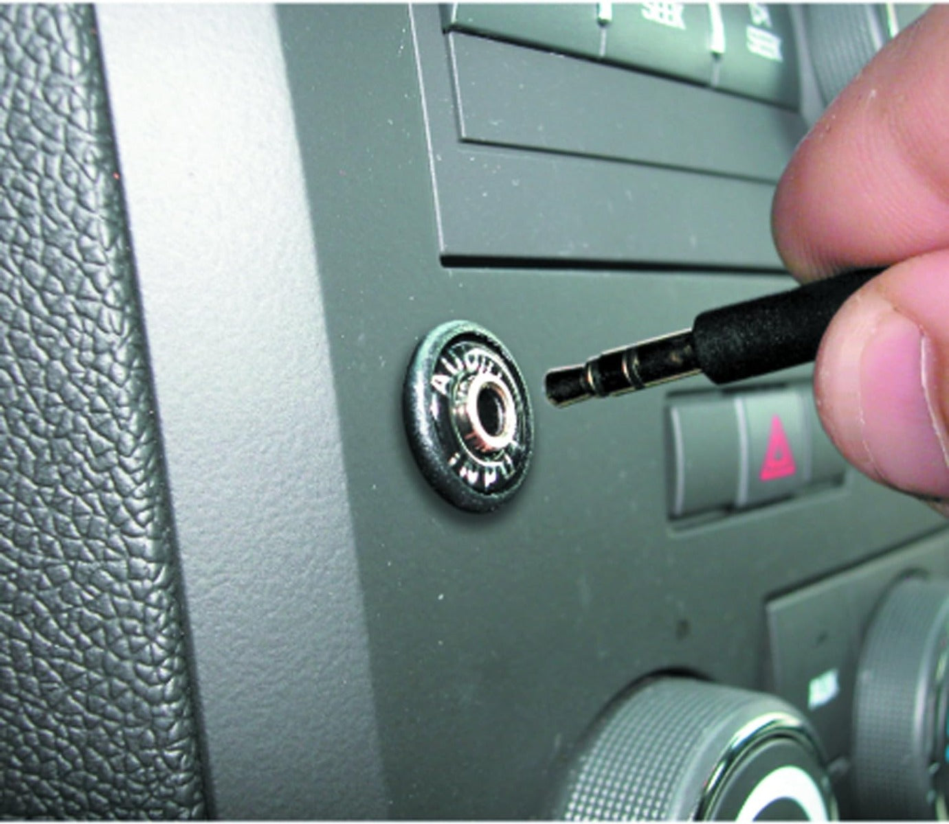 iSimple IS335 Dash Mountable Auxiliary Input Adapter
